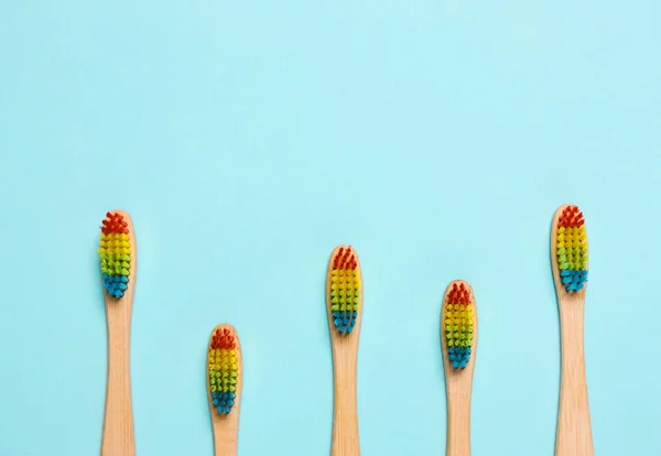 Cepillo de dientes ecológico, orgánico de cerdas de colores. Concepto de protec —  Fotos de Stock