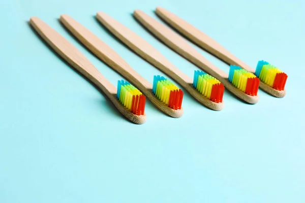 Escova de dentes de bambu Eco, orgânica em um fundo azul de b colorido — Fotografia de Stock