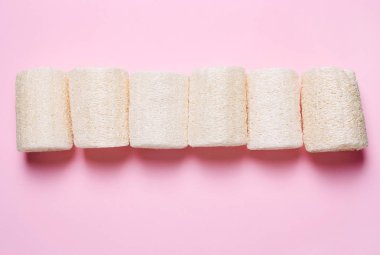 Pembe arka planda banyo lifi. Organik doğal sünger.. 