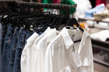 Kadın kıyafetleri, mağazalardaki askılarda. Alışveriş Konsepti,