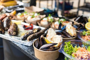 Bir sokak festivalinde balık, midye, somon, mısır