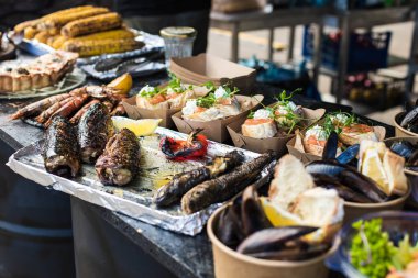 Bir sokak festivalinde balık, midye, somon, mısır