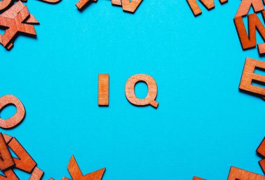 Mavi arka planda ahşap harflerin IQ 'su