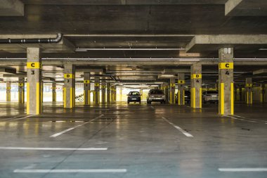 Hangi arabaların durduğu yer altı otoparkı.. 