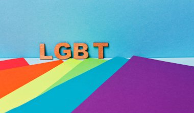 Arka plandaki gökkuşağında Lgbt kelimesi