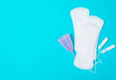 Pad, regl kupası, mavi arka planda tampon. Manzara fla