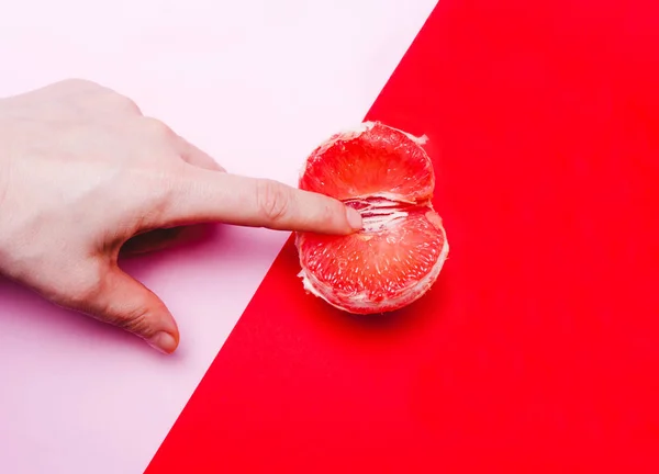 Greyfurtlu parmaklar, kırmızı arka planda vajina sembolü