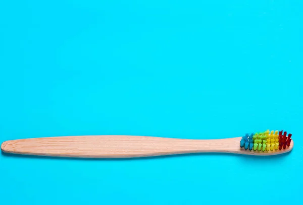 Escova de dentes de bambu Eco, orgânica em um fundo azul de b colorido — Fotografia de Stock