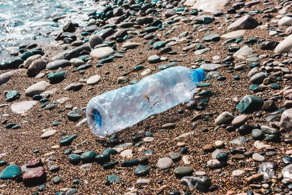 Пластиковая бутылка на пляже — стоковое фото