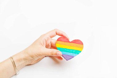 Lgbt sembolü elinde. Beyaz bir arkaplanda gökkuşağının kalbi