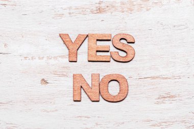 Tahta harflerle evet, hayır. Seçim konsepti, karar, onay, inkar