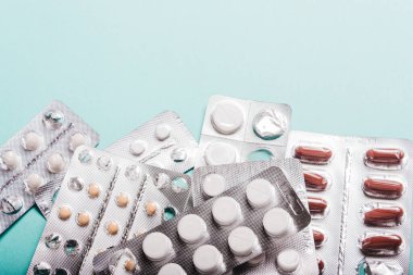 Mavi arka planda su toplayan haplar. Hastalık tedavisi, sağlık hizmetleri kavramı