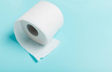 Mavi arka planda beyaz tuvalet kağıdı yakın plan. Üst Manzara. Temizlik, temizlik kavramı.