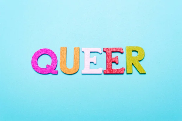 Palabra Queer Letras Color Arco Iris Sobre Fondo Azul — Foto de Stock