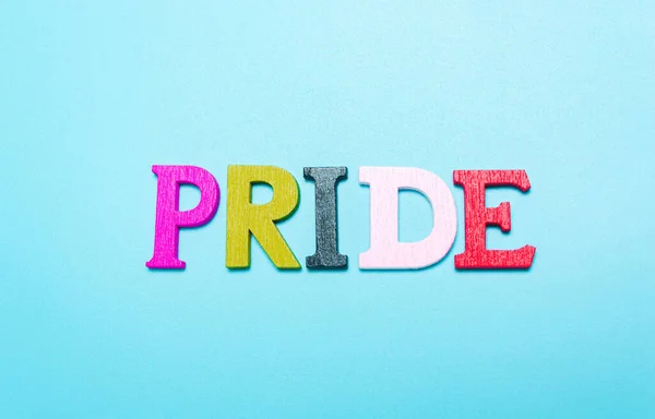 青い背景に虹色の文字からのPrideの単語 — ストック写真