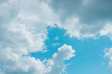 Beyaz gri bulutlu mavi gökyüzü. Kötü bir gün.