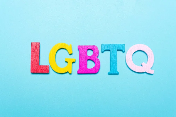 虹色の文字からのLgbtqの言葉青の背景 — ストック写真