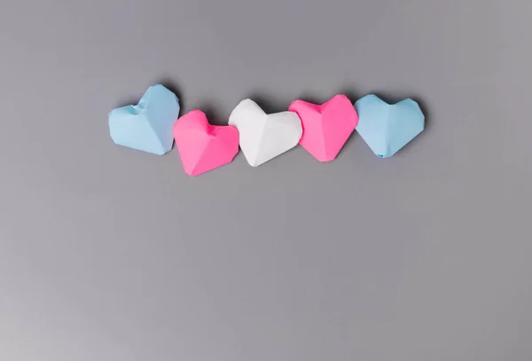 Origami Papier Herzen Transgender Flagge Farben Auf Grauem Hintergrund Stockfoto