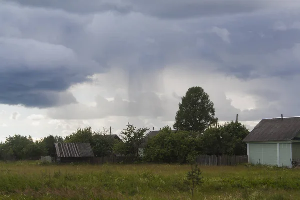 Regenwolken Het Dorp Landelijke Landschap — Stockfoto