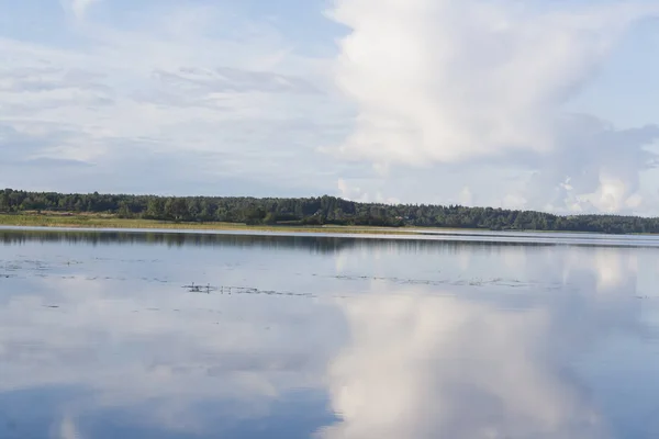 Een Weerspiegeling Van Bewolkte Hemel Meerwater — Stockfoto