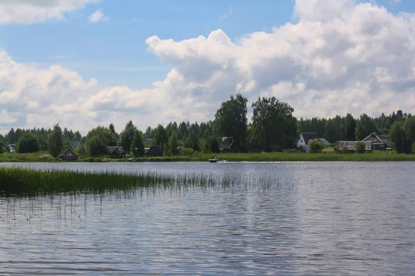 Een Dorpje Aan Het Meer — Stockfoto