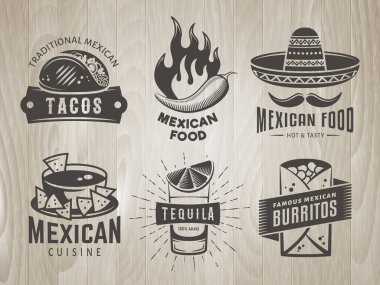Meksika yemeği rozetleri. Geleneksel Meksika mutfağı ile vektör logolar. Taco, burrito, cips, tekila için Amblemler. Kafe, taqueria veya fast food restoran için bir etiket vintage ahşap arka plan ayarla