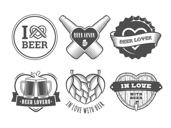 啤酒爱好者徽章 情人节工艺啤酒标志 矢量复古贴纸与心脏 酒吧或酒吧的杯子 — 图库矢量图片