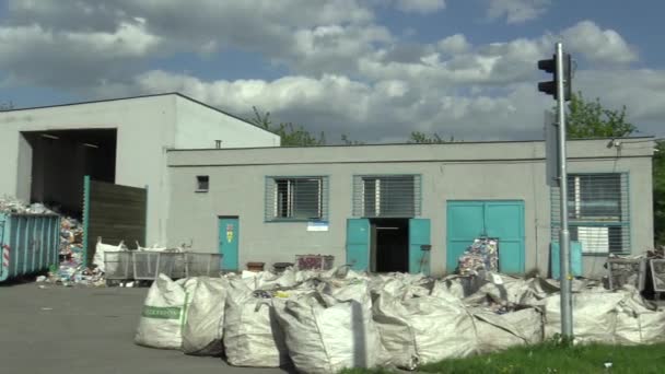 Olomouc, Tsjechië, April 25, 2018: huis rooilijn voor industriële sortering van soorten plastic afval. Ze worden gesorteerd op groene en witte Pet flessen, plastic zakken en kartonnen, recycling — Stockvideo