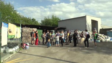 Olomouc, Çek Cumhuriyeti, 25 Nisan 2018: endüstriyel plastik atık, gezi farklı türleri için kadın, erkek ve çocuk, Genel sıralama için bina ev hattı ekoloji eğitim geri dönüşüm