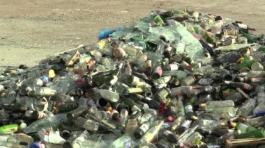 Olomouc, Çek Cumhuriyeti, 25 Nisan 2018: koleksiyon avlu için beyaz ve renkli cam şişe geri dönüşüm için Europe hazır farklı atık sıralama, yığını