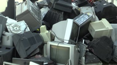 Olomouc, Çek Cumhuriyeti, 25 Nisan 2018: toplama ve monitörler, televizyon ve diğer elektronik elektrik atık sıralama. Tehlikeli atık için doğa ve çevre gerektirir dökümü geri dönüşüm