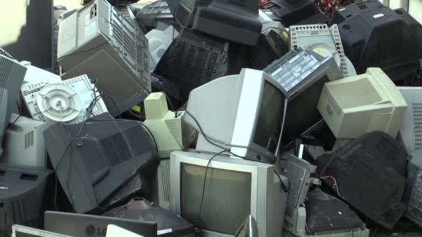 Olomouc, Česká republika, 25. dubna 2018: sběr a třídění odpadu elektrických monitory, televizory a ostatní elektronika. Nebezpečným odpadem pro přírodu a životní prostředí, vyžaduje recyklaci výpis — Stock video