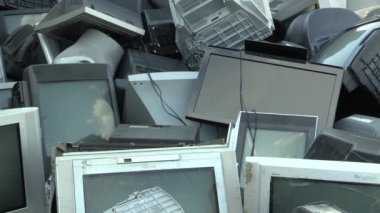 Olomouc, Çek Cumhuriyeti, 25 Nisan 2018: toplama ve monitörler, televizyon ve diğer elektronik elektrik atık sıralama. Tehlikeli atık için doğa ve çevre gerektirir dökümü geri dönüşüm