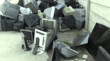 Olomouc, Çek Cumhuriyeti, 25 Nisan 2018: toplama ve monitörler, televizyon ve diğer elektronik elektrik atık sıralama. Tehlikeli atık için doğa ve çevre gerektirir dökümü geri dönüşüm