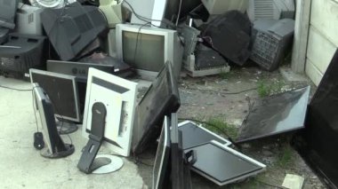 Olomouc, Çek Cumhuriyeti, 25 Nisan 2018: toplama ve monitörler, televizyon ve diğer elektronik elektrik atık sıralama. Tehlikeli atık için doğa ve çevre gerektirir dökümü geri dönüşüm