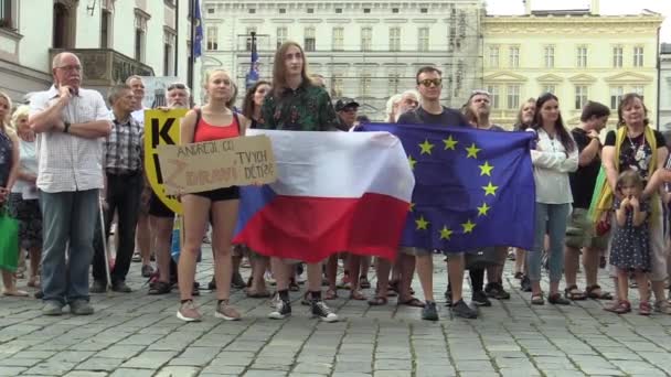 Olomouc, Republika Czeska, 15 maja 2018: Demonstracji ludzi tłum przeciwko Andrej Babis i prezydenta Milos Zeman, banner z Andrej, Siema swoje zdrowie dzieci, flaga Unii Europejskiej — Wideo stockowe