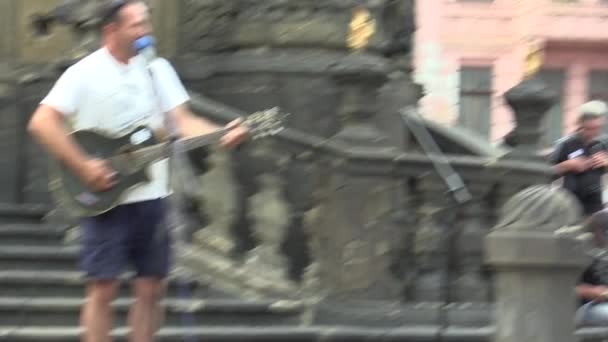 OLOMOUC, REPÚBLICA CHECA, 15 DE MAYO DE 2018: Activista y músico Ziggy Horvath en una manifestación contra el primer ministro de la República Checa Andrej Babis en Praga y el presidente Milos Zeman — Vídeos de Stock