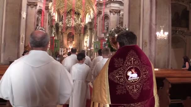 OLOMOUC, CZECH REPUBLIC, MAY 24 , 2018: The Most Holy of the Body and Blood of the Christ the Peoples Body is the feast of Catholic Church, procession where the sacrament of monstranc, steadycam — Stock Video