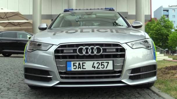 Olomouc, Tjeckien, 15 maj 2018: Lyx polisbil av Audi S6, bilar som används av polisen Protection Service av tjeckiska, ger skydd och säkerhet av skyddade konstitutionella medel — Stockvideo