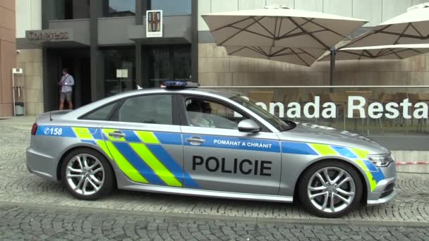 Olomouc, Česká republika, 15. května 2018: Luxusní policejní vůz Audi S6, automobily používané službou ochrany policie České republiky, poskytuje ochranu a zabezpečení chráněných ústavních činitelů — Stock video
