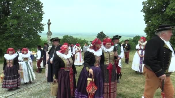 Olomouc, Tsjechië, 24 mei 2018: bedevaart van de menigte van mensen-mannen en vrouw Kruis manier in het traditionele folk kostuum van Hana in de grote vieringen holidays in Olomouc op de Svaty Kopecek — Stockvideo