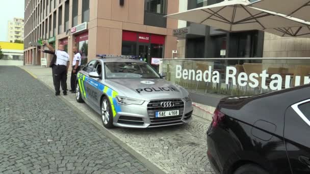 OLOMOUC, REPÚBLICA CHECA, MAIO 15, 2018: Carro de polícia de luxo do Audi S6, carros usados pelo Serviço de Proteção Policial da República Checa, fornece proteção e segurança dos agentes constitucionais protegidos — Vídeo de Stock