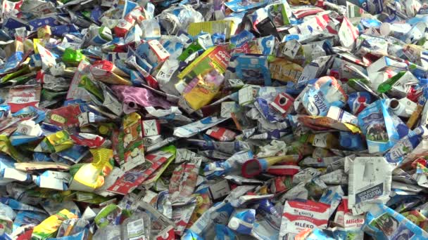 Olomouc, Tjeckien, 25 April 2018: högen av sorterade avfallsinsamling från kartong förpackning i vetenskaplig teknik juice box behållare för återvinning och miljö vänlighet — Stockvideo
