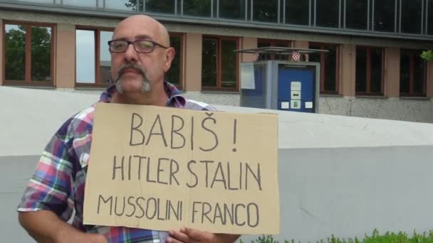 OLOMOUC, REPÚBLICA CHECA, 15 DE MAYO DE 2018: Manifestación del activista popular contra el Primer Ministro Andrej Babis una pancarta con los Babis, Hitler, Stalin, Mussolini, Franco — Vídeo de stock