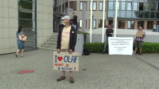 OLOMOUC, REPÚBLICA CHECA, 15 de maio de 2018: Demonstração de pessoas contra o primeiro-ministro Andrej Babis uma bandeira com o Eu amo o OLAF, não ter medo ou usá-lo, Organismo Europeu de Luta Antifraude — Vídeo de Stock