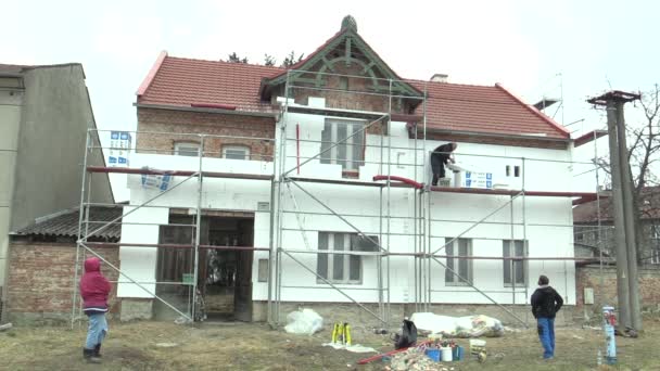 OLOMOUC, REPÚBLICA CHECA, ABRIL 12, 2018: Isolamento térmico realizado por trabalhadores em uma casa de família villa use placas de isolamento de laje com baixa absorção de água e alta resistência à penetração térmica — Vídeo de Stock