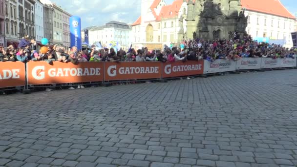 Olomouc, Tsjechië, 23 juni, 2018: Halve Marathon race uitvoeren van Olomouc 9e, track in het historische centrum van de stad op de achtergrond van de Heilige Drievuldigheid kolom Unesco, elite lopers uit Kenia, Ethiopië — Stockvideo