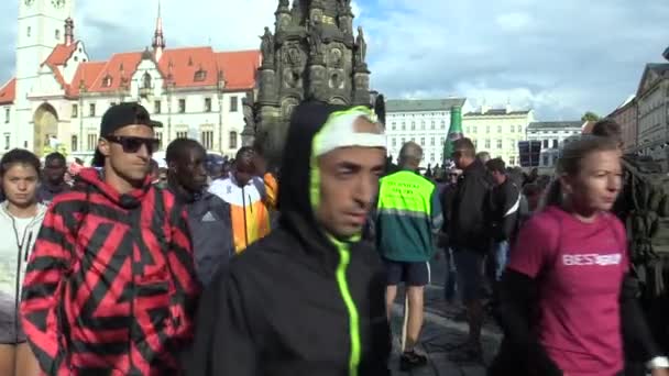 Olomouc, Česká republika, 23 června 2018: veřejná prezentace elitních běžců před začátkem půl maratonu v Olomouci celebrit Keňa a Etiopie Stephen Kiprop, Džemal Yimer, Trihas Gebre — Stock video