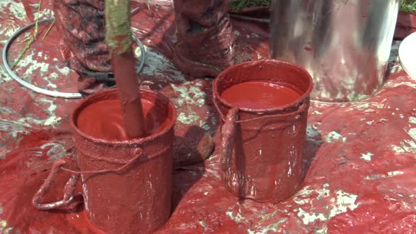 Två syntetiska röd syntetisk färg hinkar för hög spänning Pole om ledande elektriska ledningar, måla en gammal stål kolumn, arbetaren utför professionell paint gallring och blandning — Stockvideo