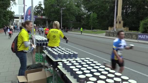 Olomouc, Česká republika, 23 června 2018: Half Marathon závod běh Olomouc 9, trať v centru města, občerstvovací stanice, ženy dát šálek vody, elitní běžci z Keni, čeština, Evropa — Stock video